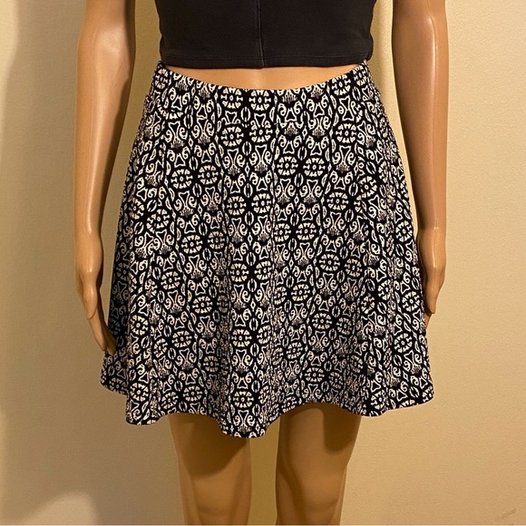 Aeropostale Dresses & Skirts - Aeropostale Black & White Print Free Flow Skirt